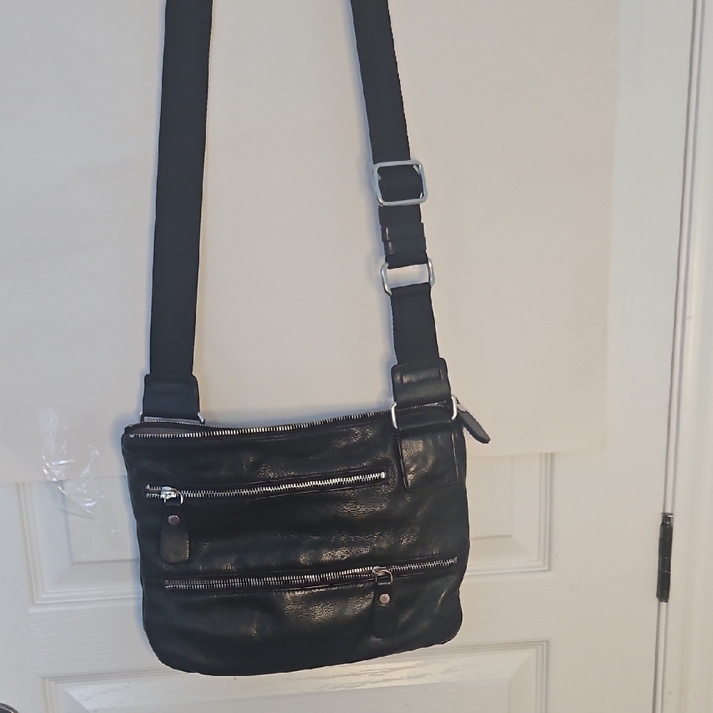 Compact Black Crossbody Bag with Adjustable Strap